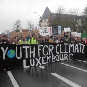 La mobilisation des jeunes : grèves scolaires pour le climat et nouveaux départs (en luxembourgeois)